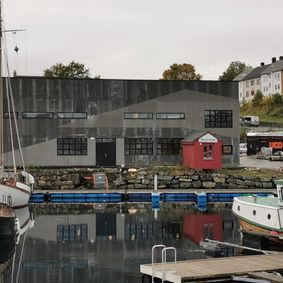 Båter i Vågen i Kristiansund med Kulturfabrikken i bakgrunn