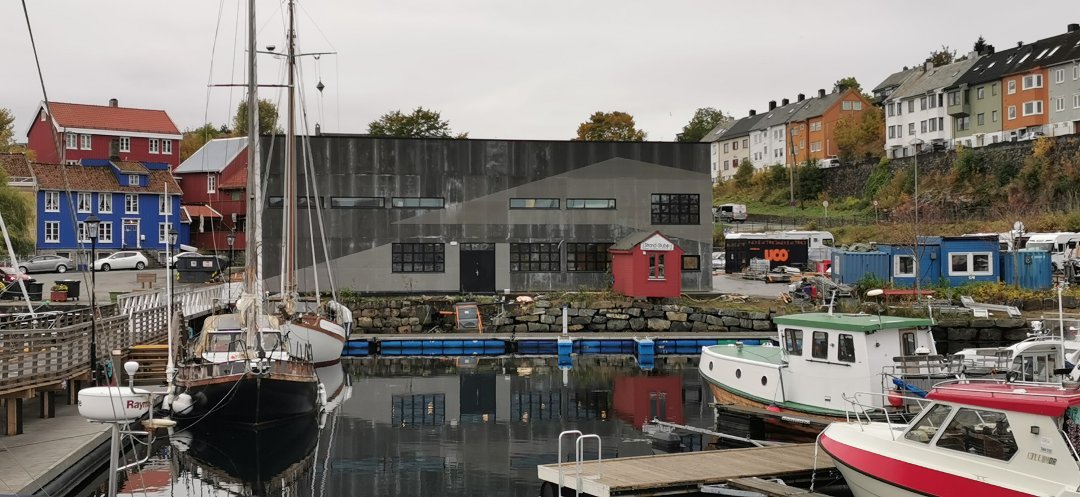 Båter i Vågen i Kristiansund med Kulturfabrikken i bakgrunn